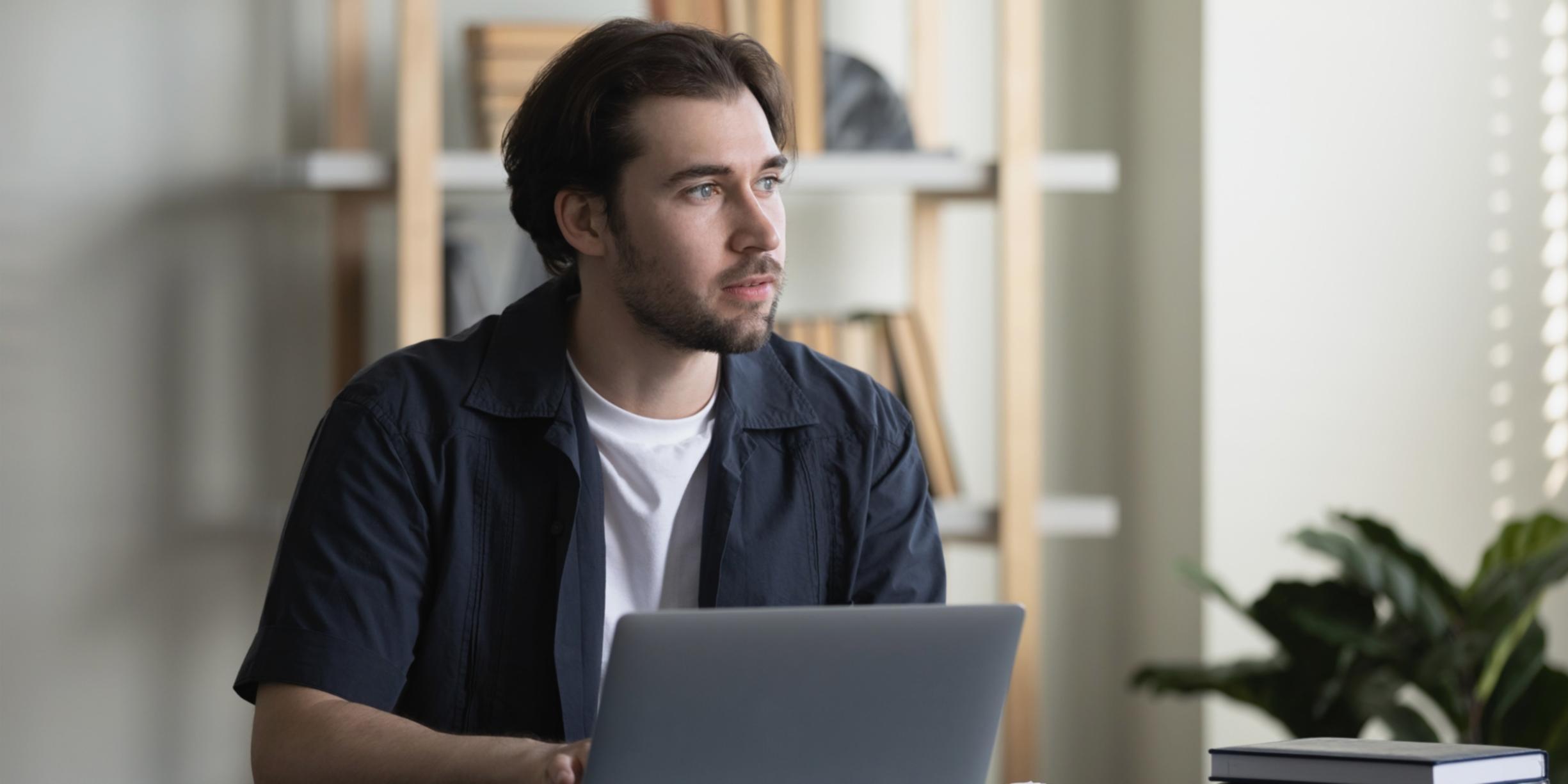 Modernes Büro mit digitalen Analysewerkzeugen