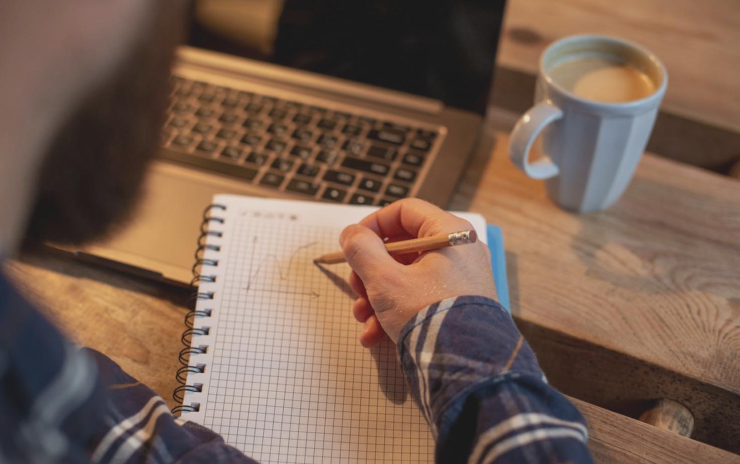 Arbeitsplatz mit Laptop und Notizen zur Website-Analyse